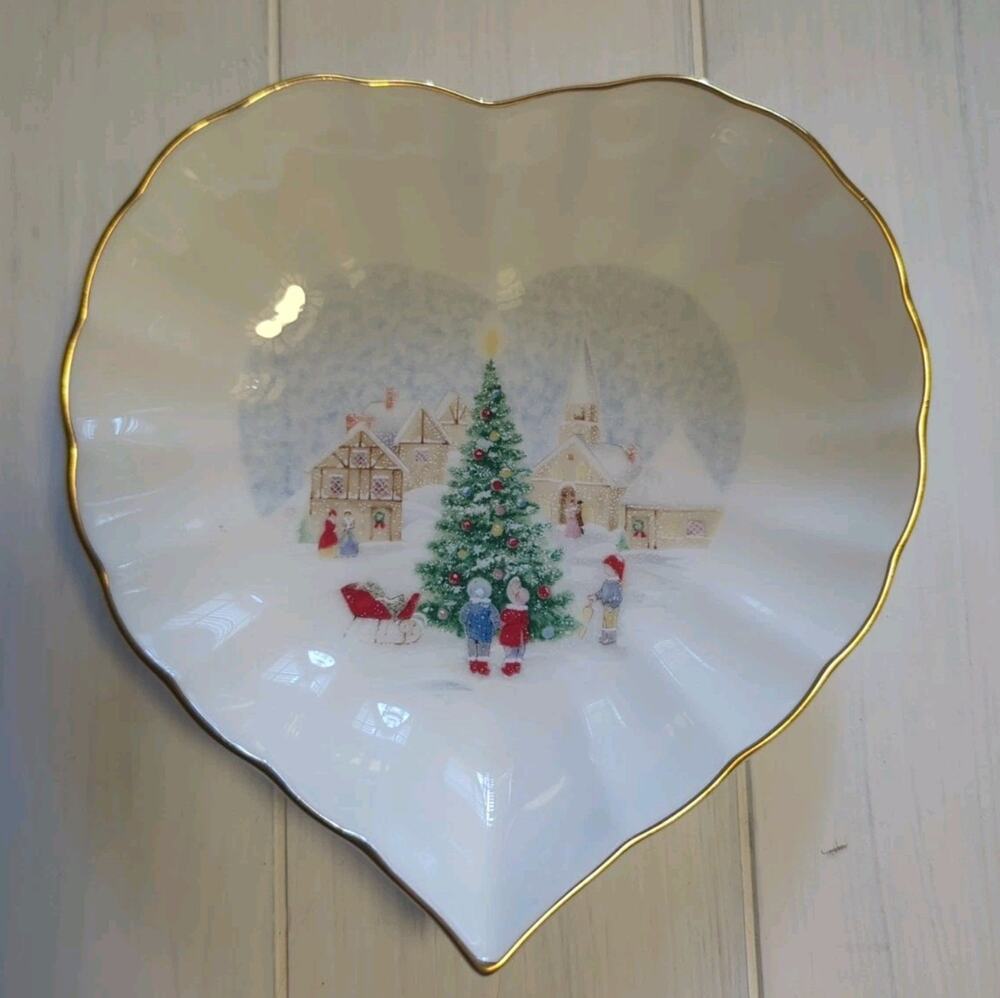 Mikasa Merry Christmas Holiday Scalloped Sweet Heart Plate Bone China FX032